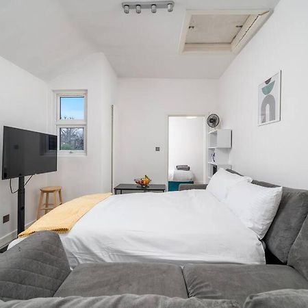 New 3Bed Stylish Apartment With Amazing Transport 런던 외부 사진