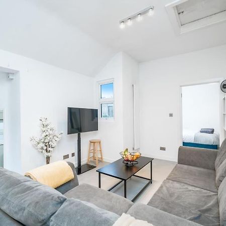 New 3Bed Stylish Apartment With Amazing Transport 런던 외부 사진